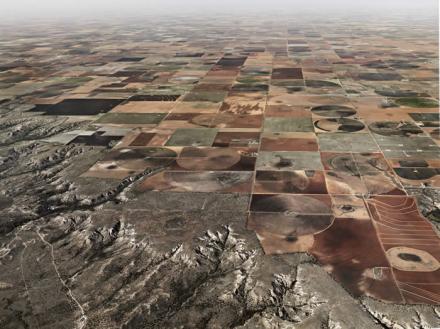 Edward Burtynsky, Pivot Irrigation #11, High Plains, Texas Panhandle, USA, 2011. Digital chromogenic print. Photo © Edward Burtynsky, courtesy Metivier Gallery, Toronto / Von Lintel Gallery, Los Angeles.