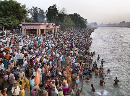Edward Burtynsky, Kumbh Mela #!, Haridwar, India, 2010. Digital chromogenic print. Photo © Edward Burtynsky, courtesy Metivier Gallery, Toronoto / Von Linte Gallery, Los Angeles